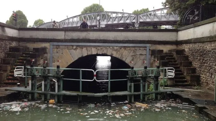 Encontraron estas 21 cosas especiales en un canal drenado en París