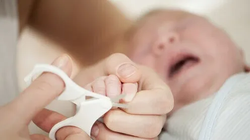 Nagels knippen van je kindje is een hele klus maar niet met deze tips!