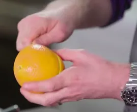 Schlag dich nie wieder mit Orangenschalen herum! Dank einem Löffel!