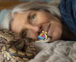 Eine Frau war überrascht, als der Tierarzt ihr die Wahrheit über ihre ungewöhnliche Schlafgewohnheit mit ihrer Python offenbarte.