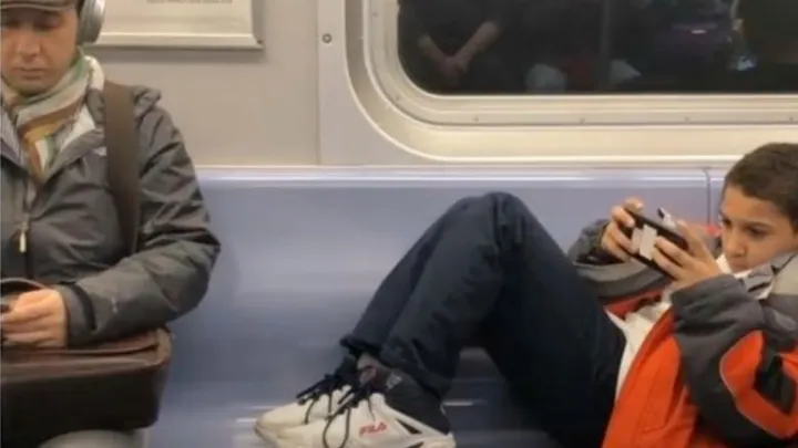 Un inconnu donne une leçon à un adolescent après qu’il ait refusé de bouger ses jambes sur le côté dans le métro