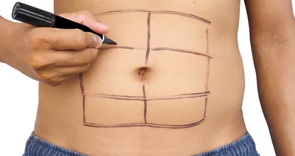Bizar: man laat sixpack tatoeëren