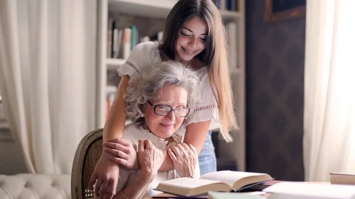 Kun je veilig op bezoek als je (groot)ouders gevaccineerd zijn, maar jij nog niet?