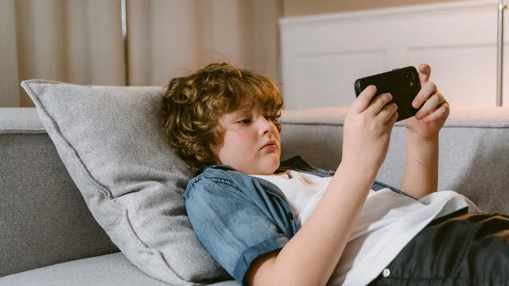 Oei: 4 signalen dat je kinderen te veel op social media zitten