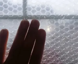 Oto jak folia bąbelkowa może pomóc utrzymać ciepło w domu w zimie