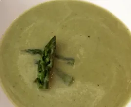 Herrlich: cremige Spagelsuppe mit Zitrone und Parmesan