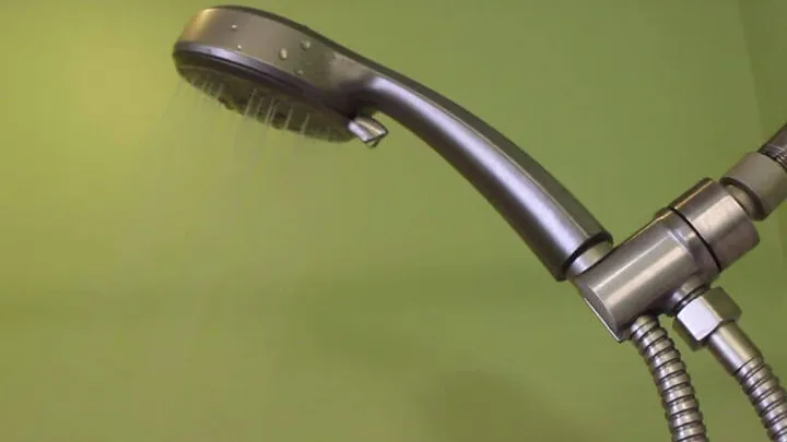 Amsterdammer staat nietsvermoedend onder de douche wanneer er een ongenodigde gast binnenkomt