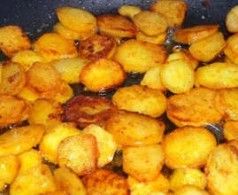 So machst du RICHTIGE Bratkartoffeln! Knusprig und würzig! Super leichter Trick!