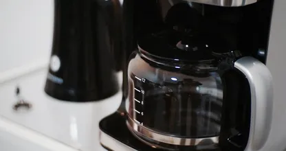 So machst du deine Kaffeemaschine am effektivsten sauber.