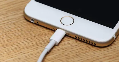 Weer je batterij leeg? Het opladen van je smartphone: we doen het al jaren verkeerd!