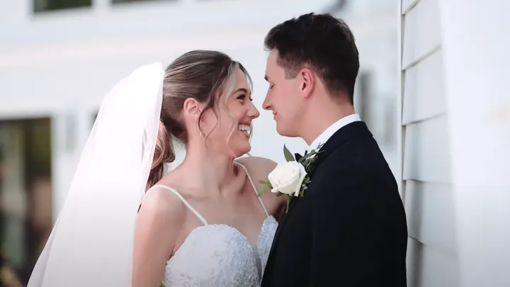Madre casi se desmaya en la boda de su hijo al darse cuenta de que la novia es su hija.