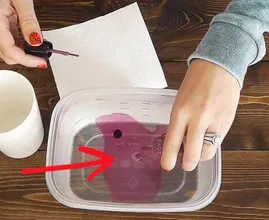 Ecco il motivo per cui si dovrebbe versare lo smalto per unghie in una ciotola di acqua calda