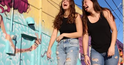 Deze 5 sterrenbeelden lachen het hardst om hun eigen grapjes