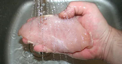 'Rohes Hühnchen sollte man immer vor dem Bearbeiten waschen'. So ist es richtig.