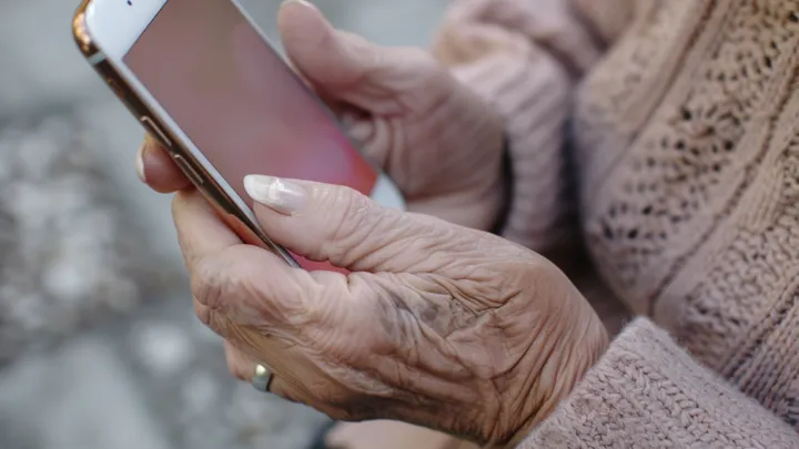 ¡Una mujer de 82 años limpia el taller de su marido y descubre un oscuro secreto familiar que cambiará su vida!