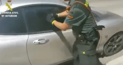 De politie slaat een autoraam in om de hond te redden. Kijk eens wat zijn reactie is. We moeten blijven waarschuwen!