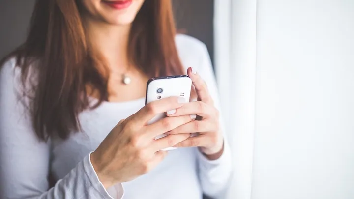 Dit doet het blauwe licht van je telefoon dus echt met je gezondheid