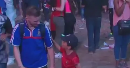 Een Franse fan barst in tranen uit totdat dit gebeurde... Waanzinnig mooi!