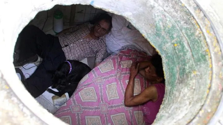 Pareja que ha vivido en una alcantarilla durante 22 años muestra cómo se ve por dentro