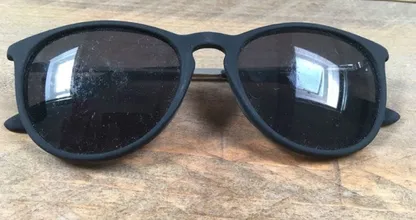 ¿Tienes rayas horribles en tus gafas de sol? ¡Con este truco desaparecerán en un momento!