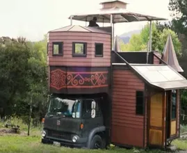 Ce couple de Nouvelle-Zélande a converti ce camion en un magnifique château