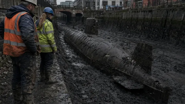 Onderzeeër duikt op in het midden van de stad - Onderhoudswerkers nemen een kijkje binnenin