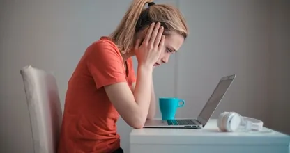Ruim helft meisjes en jonge vrouwen wordt online seksueel geïntimideerd