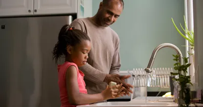Les enfants qui aident à la maison deviennent des adultes plus accomplis