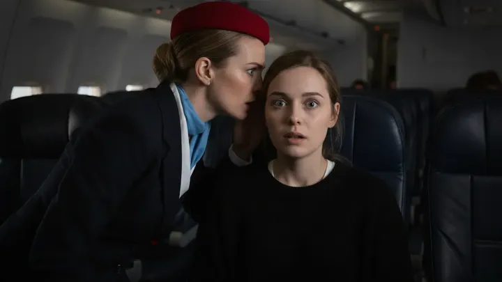 O comissário de bordo sussurrou: "Você precisa sair deste avião imediatamente" - O passageiro ficou chocado ao saber a verdade..