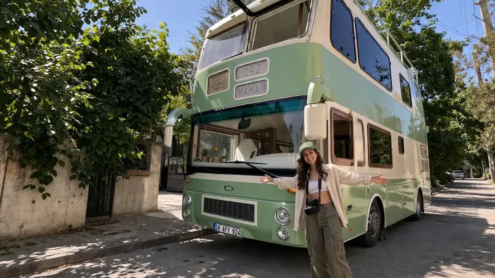 Zamieniła stary piętrowy autobus w dom - a jego wnętrze może cię zaskoczyć.