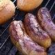 So grillst du eine würzige und saftige Bratwurst! Heiße Tipps vom Profi!
