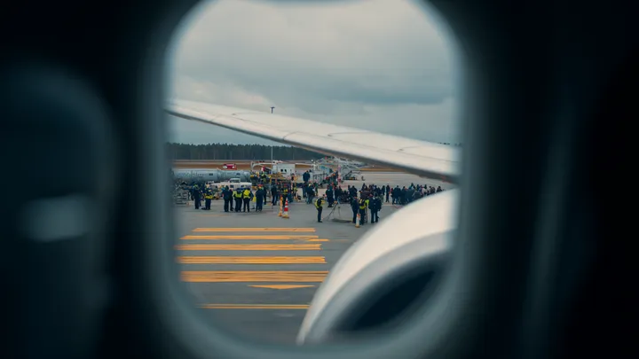 Assistente di volo sussurra: "Deve scendere immediatamente dall'aereo" - Il passeggero è agghiacciato quando scopre la verità..