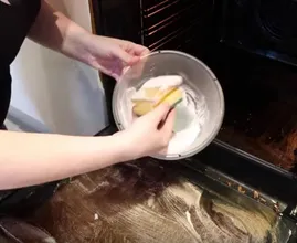 Vieze ovendeur? Volgens deze vrouw werken deze 3 ‘wondermiddelen’ geweldig