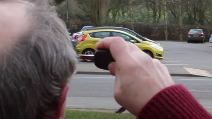 Aus diesem Grund solltest du dir deine Autoschlüssel an den Kopf halten, um mehr Reichweite zu haben.