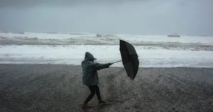 Let op: KNMI waarschuwt voor zeer zware windstoten door storm Poly