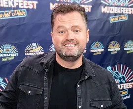 Zien: Frans Duijts showt beachbody op vakantie