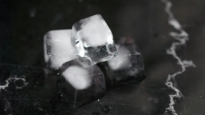 Lifehack: zo zijn je ijsblokjes veel sneller klaar