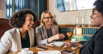Met deze tips wordt het makkelijker om socialer te zijn tijdens gesprekken