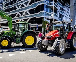 Protesterende boeren leggen distributiecentra en wegen plat