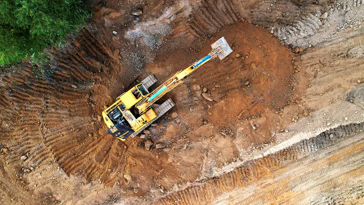 ¡Estos trabajadores encontraron una serpiente gigante - no creerás lo que encontraron dentro!