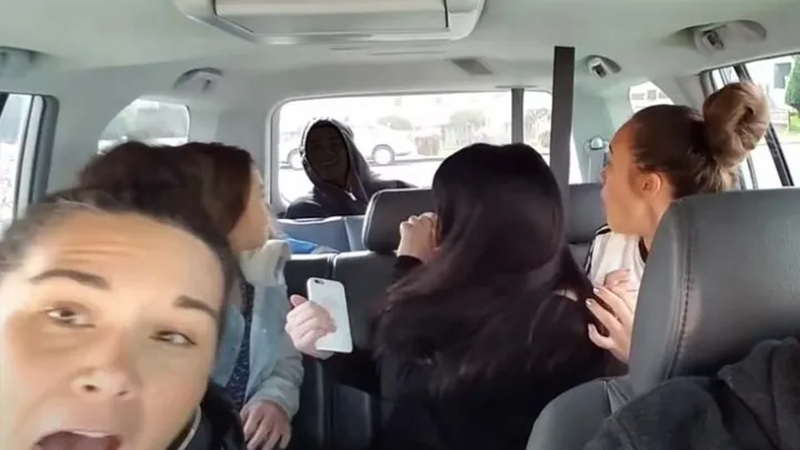 Familia se da un gran susto al ver a alguien escondido en la parte de atrás de su coche