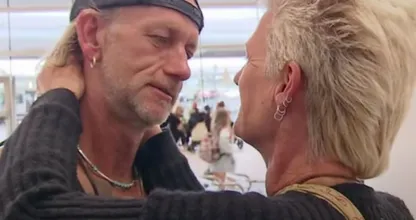 Simone uit B&B Vol Liefde doet boekje open