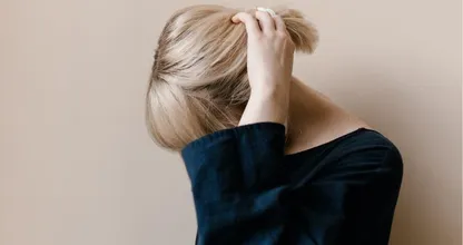 Oei: dit doen al die alcoholische versnaperingen met je haar