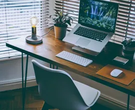 Dit gebeurt er met je lichaam als je de hele dag aan een bureau zit