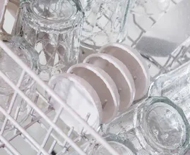 So werden milchige Gläser wieder glasklar und glänzend