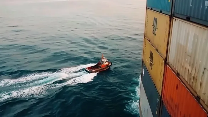 Containerschiff trifft auf Piraten - aber was der Kapitän als Nächstes tut, verblüfft sie alle!