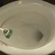 Manchas oscuras en el baño, así es como puedes deshacerte de ellas. Y todo sin fregar.