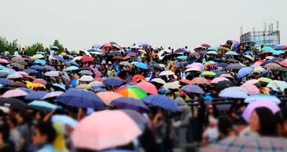 Bevrijdingsdag wordt nat en guur: buien met hagel en kans op onweer