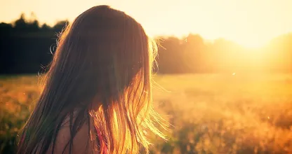 Zu viel Sonne bekommen? So erkennst und behandelst du einen Sonnenstich sofort!