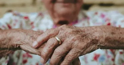Niesamowite: kobieta odkrywa prawdziwą tożsamość męża po 50 latach małżeństwa